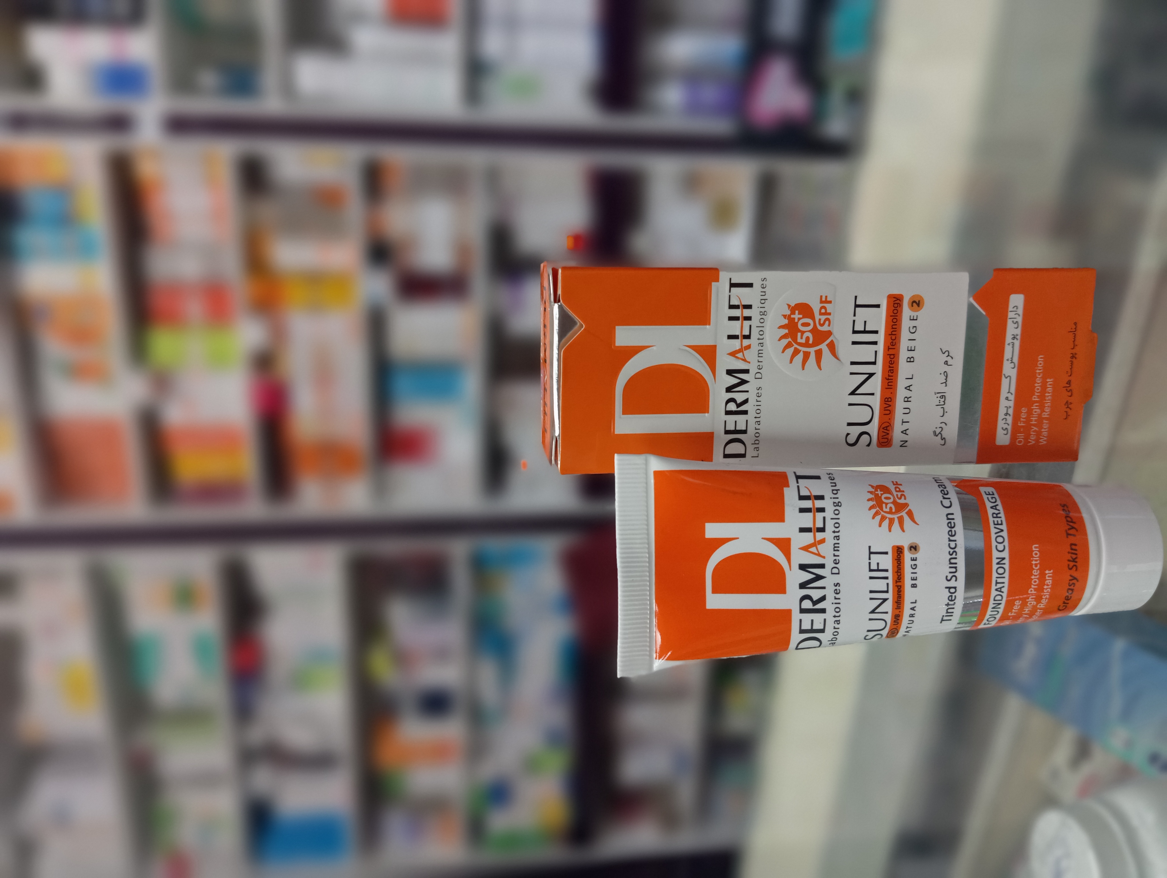 ضدآفتاب رنگی بژ طبیعی SPF50 سان لیفت درمالیفت(مناسب پوستهای چرب)