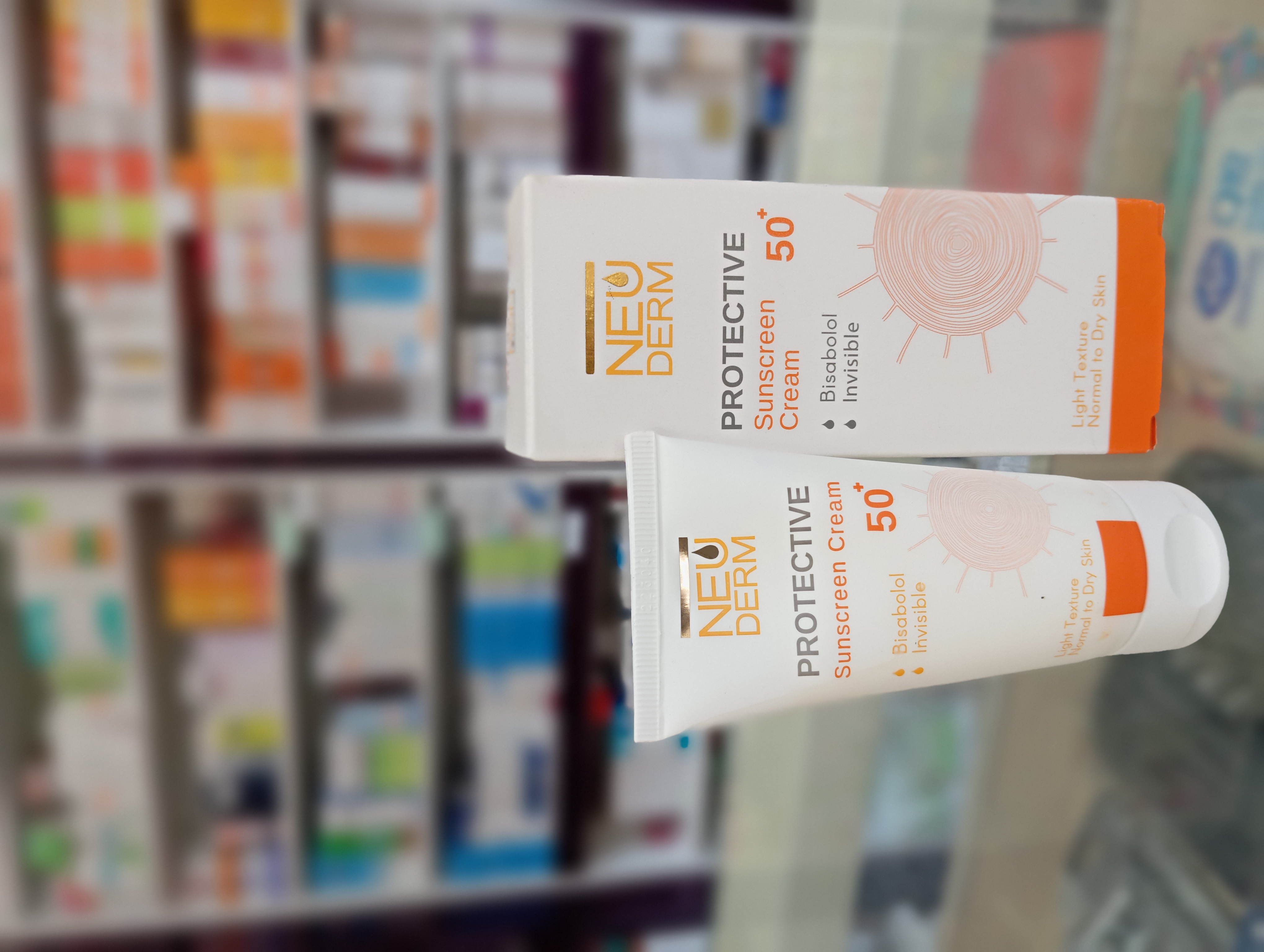 کرم ضدآفتاب هایلی پروتکتیو بدون رنگ SPF50 نئودرم(مناسب پوست های خشک و معمولی)